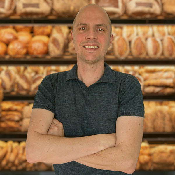 JOEP GOMMANS   Joep groeide op tussen de geur van versgebakken brood en het geluid van draaiende bakkersovens. Al van kinds af aan zag ik hoeveel voedsel er wordt weggegooid.