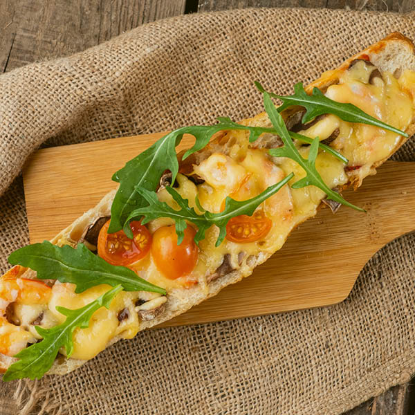 Maak van dat oude stokbrood een knapperige verrassing met de restjes vlees die je in de koelkast hebt liggen. Dit recept voor hartig stokbrood is perfect voor koken met restjes, en het is binnen een handomdraai klaar. Dus, minder verspillen en meer genieten!