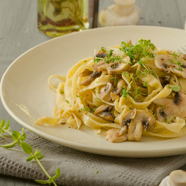 Red Je Zuivel! Sta je met een pak melk of room die bijna over de datum is? Geen zorgen! Met dit recept voor romige restjespasta red je die laatste dag-zuivel en maak je een heerlijk gerecht. Koken met restjes was nog nooit zo lekker!