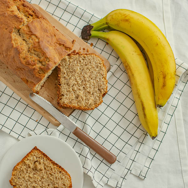 Bakken met overrijpe bananen en brood van gisteren Ben je op zoek naar een manier om die bruine bananen en dat overgebleven sneetje brood nieuw leven in te blazen? Dit heerlijke bananenbrood is dé oplossing voor verspilling! Zo maken we van restjes weer iets lekkers en verspil je helemaal niks.