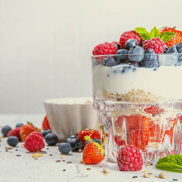 Fruit & Cake in een Glas. Een feestelijk toetje zonder verspilling! Dit dessert is ideaal om restjes oud cake, fruit en yoghurt op te maken. Zo zet je in een handomdraai een heerlijk en kleurrijk toetje op tafel. Koken met restjes heeft nog nooit zo goed gesmaakt!